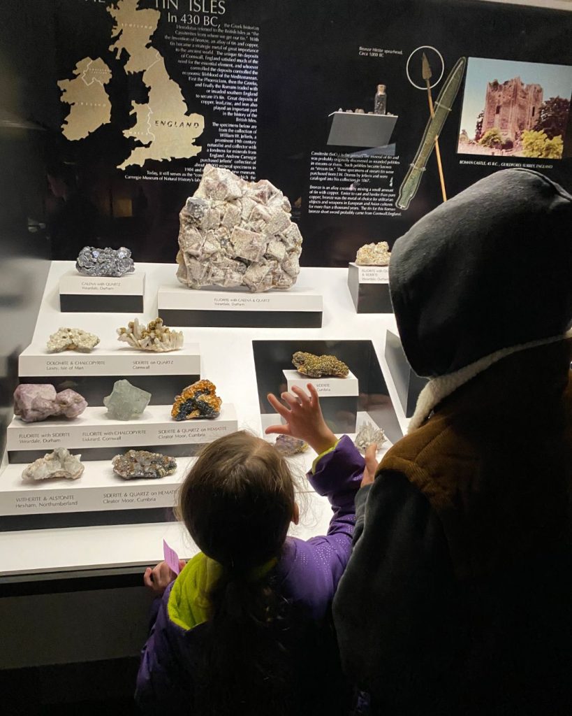 Yessi's children looking at gems in the Carnegie Natural History Museum